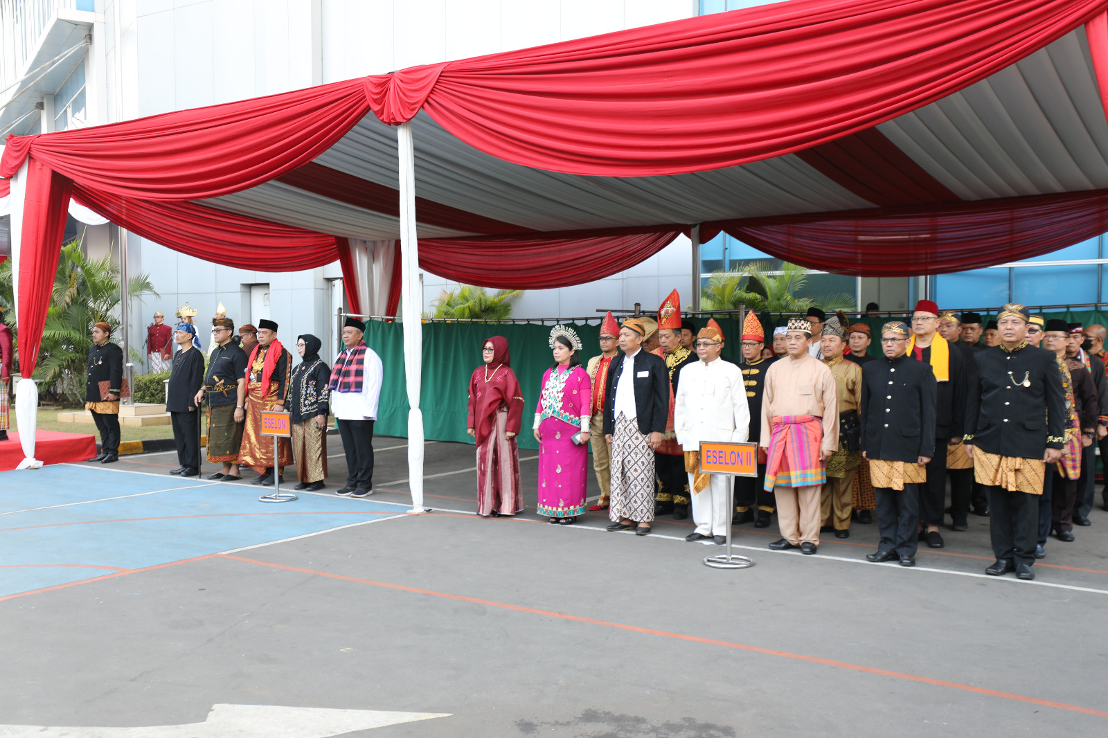 Jajaran Pejabat Tinggi d lingkungan Badan Nasional Penanggulangan Bencana (BNPB) menggunakan pakaian adat saat merayakan Hari Ulang Tahun Ke-78 Republik Indonesia, yang diselenggarakan di halaman Gedung Graha BNPB, Jakarta pada (17/8). 
